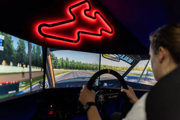 Jazda na simulátore pod neónovým Masarykovým okruhom